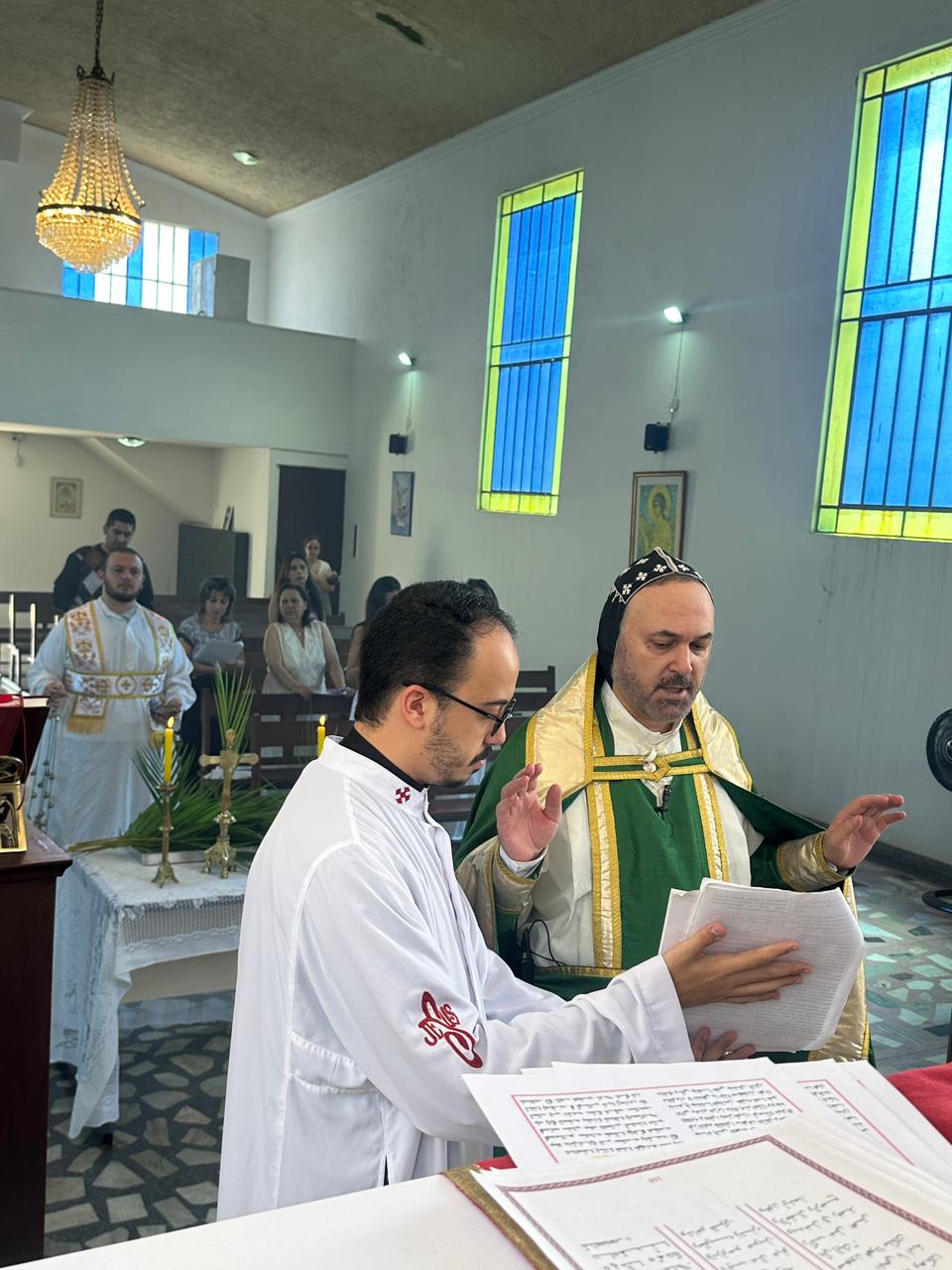 Padre e diácono durante a liturgia