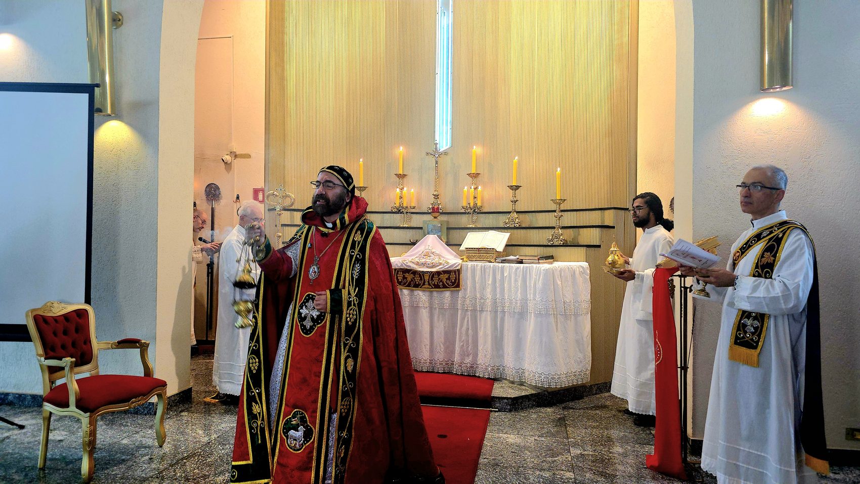 Clero junto ao altar durante a celebração